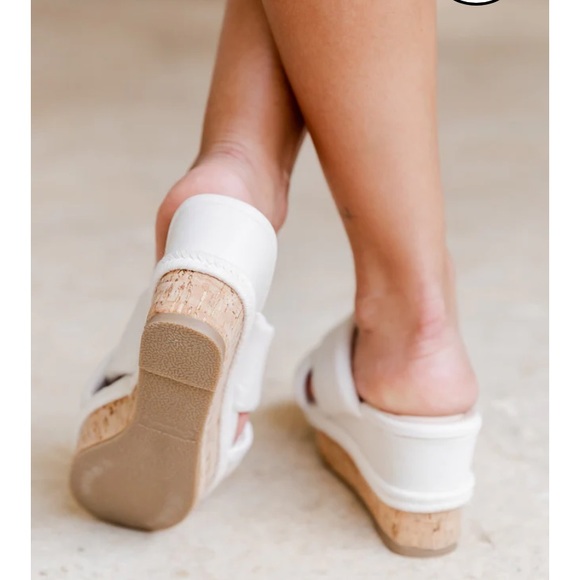 Pink Lily white wedge sandals - Picture 2 of 4